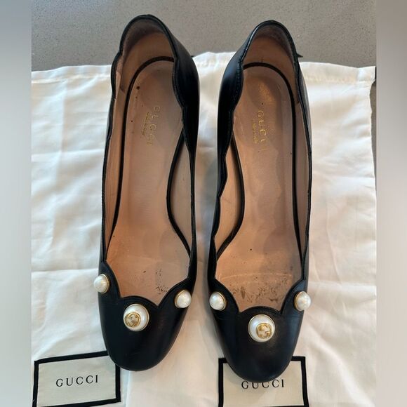 GUCCI Black Scalloped Leather Willow Pearl Embellished Block Heel Pumps Size 37 - Picture 1 of 10